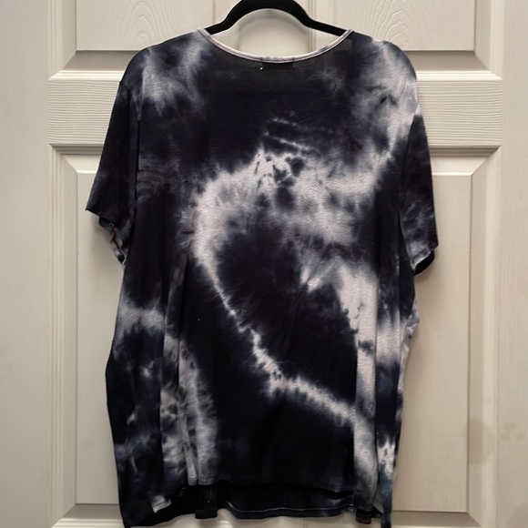 EUC Maurices 24/7 Collection Black & White Tie Dye Fitted Vneck Tshirt, Size 3x - Picture 5 of 9